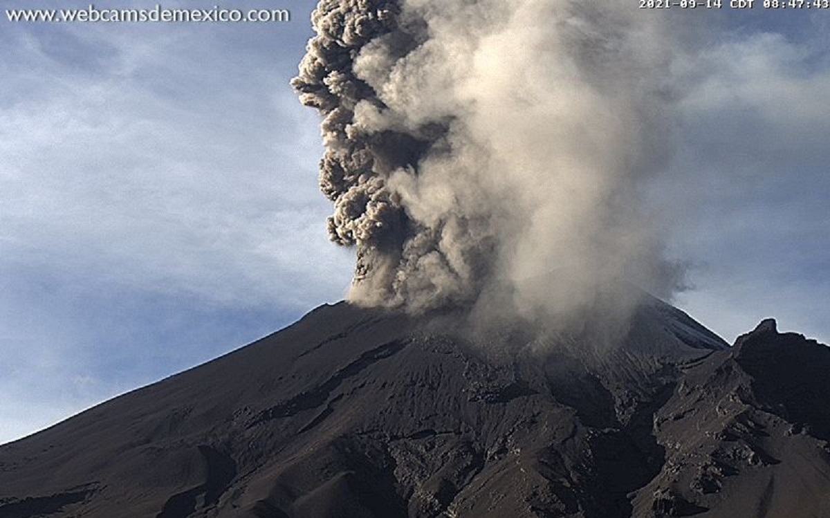 Amanece activo el volcán Popocatépetl, registra dos explosiones