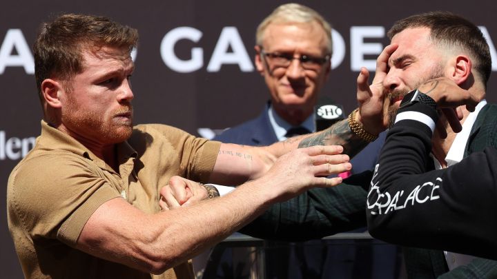 Canelo Álvarez y Caleb Plant intercambian golpes en evento de presentación