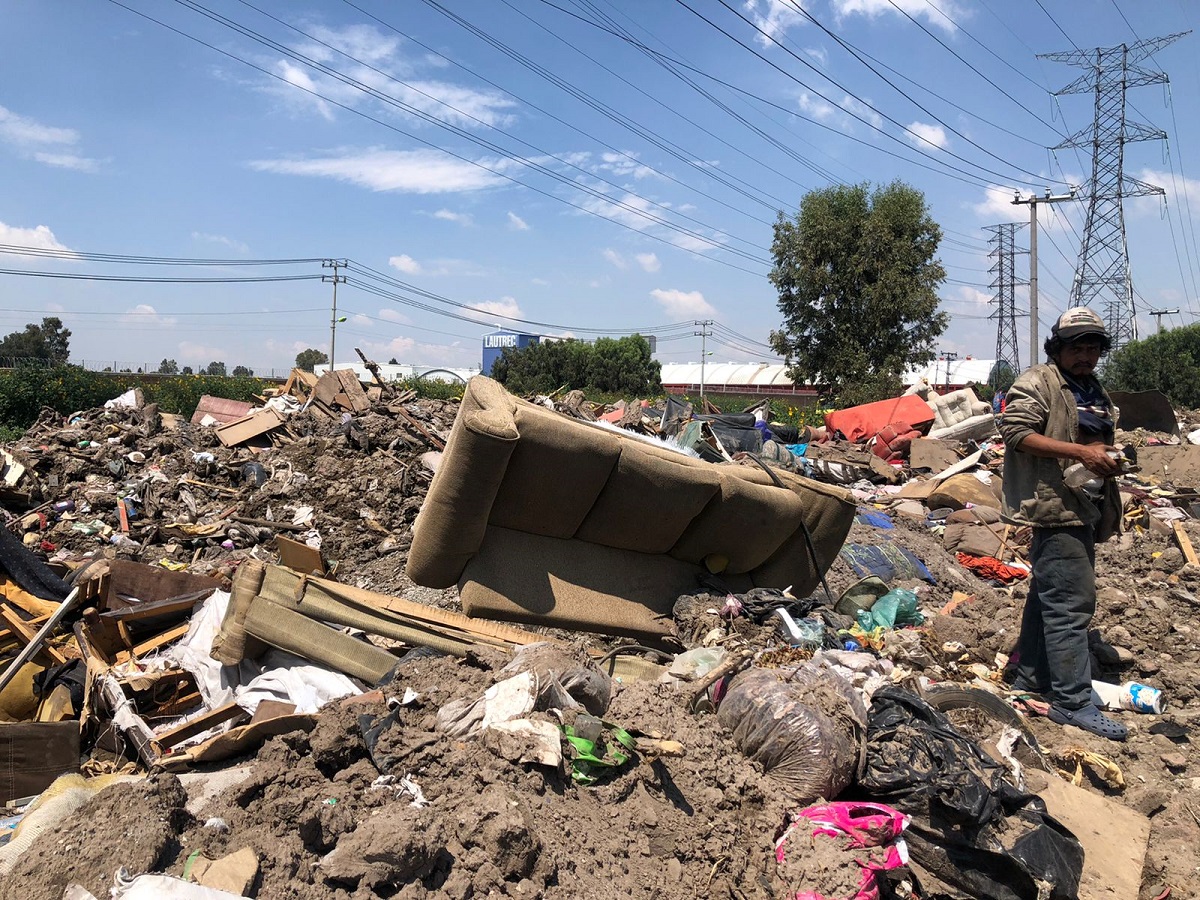 Alojan toneladas de desechos de la inundación en camellones de Ecatepec