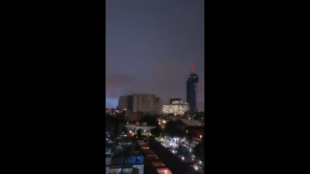 Video: Luces iluminan el cielo durante sismo