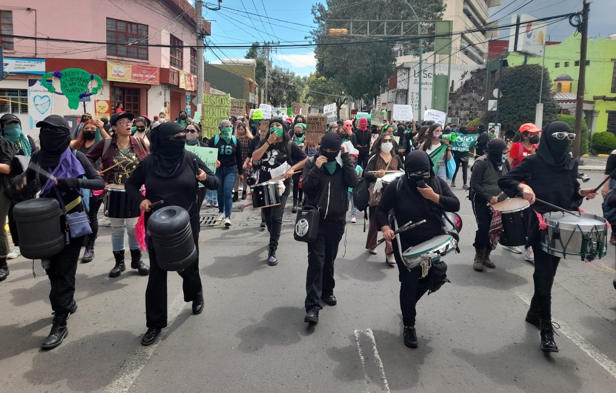 Video: Con pañuelazo e iconoclasia exigen despenalización del aborto en Edomex