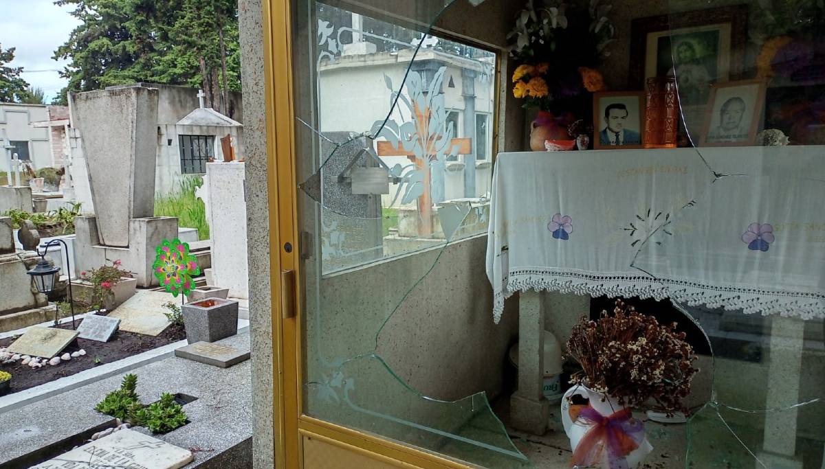 Vandalizan tumbas y mausoleos del Panteón General “La Soledad” en Toluca