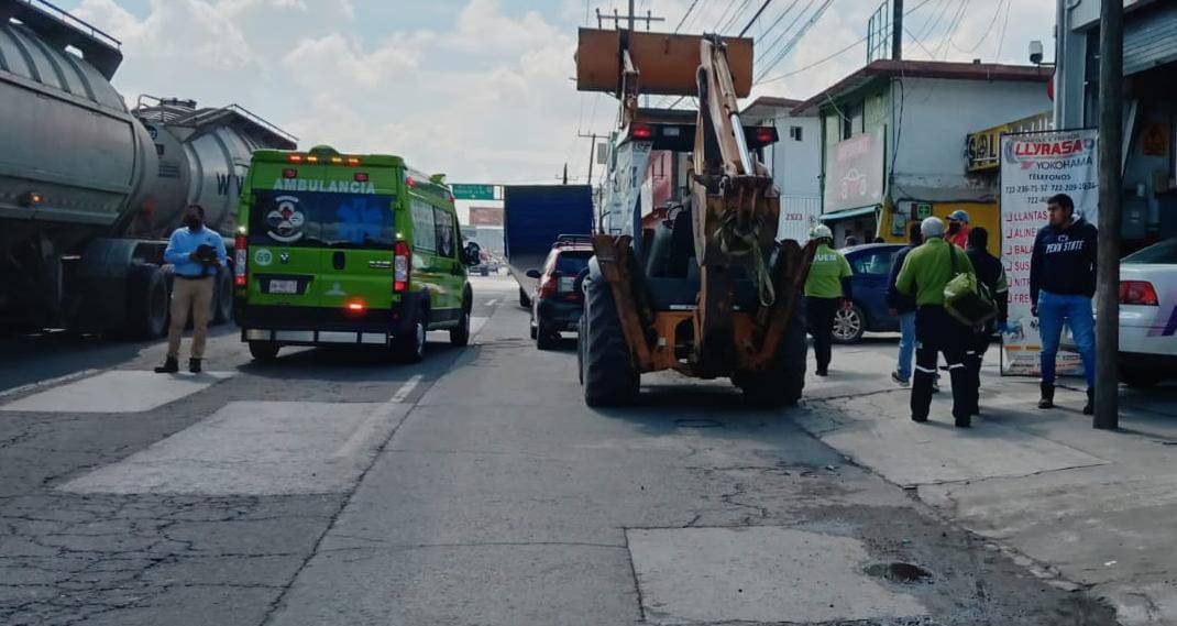 Rescatan a trabajador que quedó prensado por un camión de carga