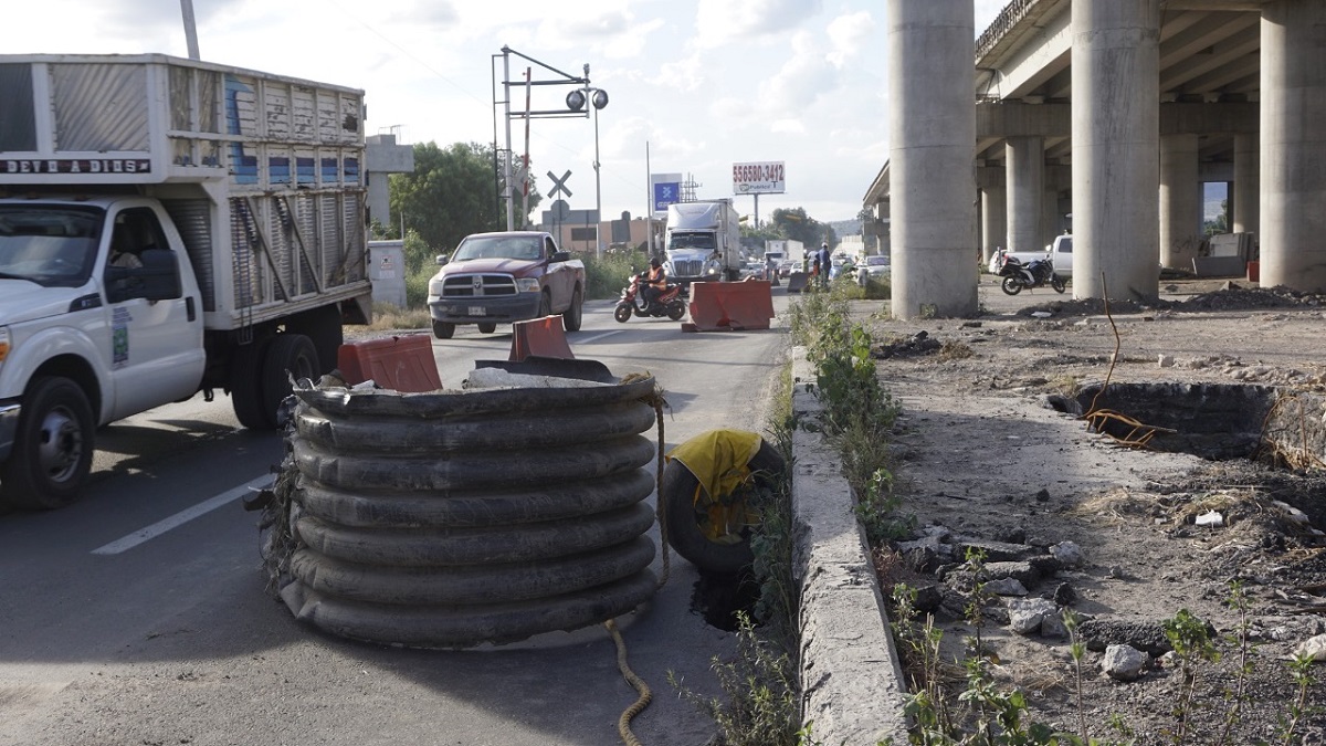 Socavón alerta en la carretera Texcoco-Lechería