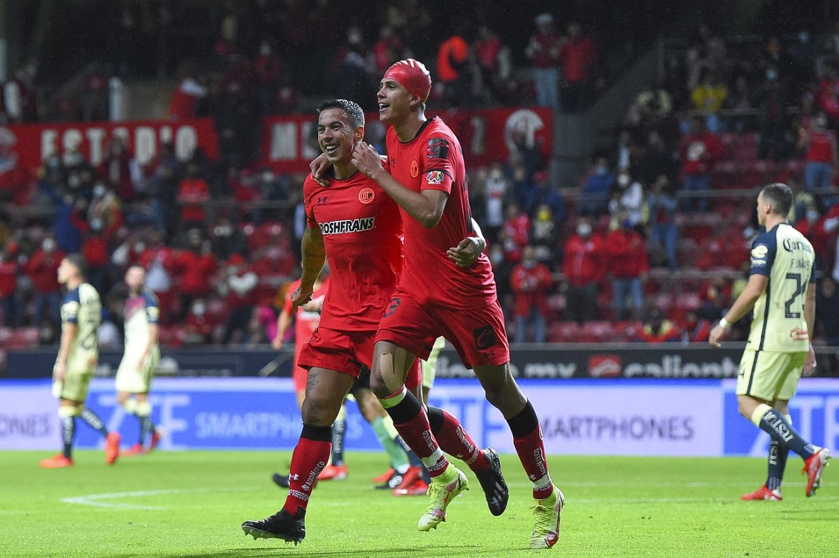 Los Diablos Rojos le quitan el invicto a las Águilas del América