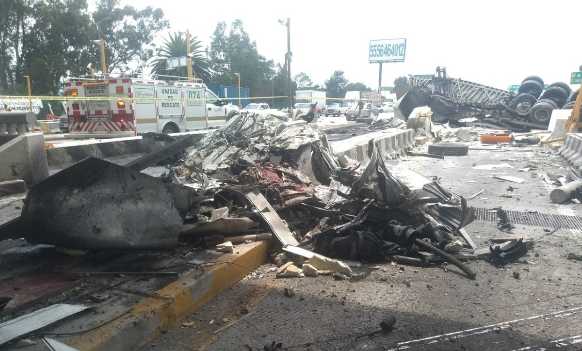 Tráiler se queda sin frenos e impacta contra caseta de cobro, hay 2 muertos