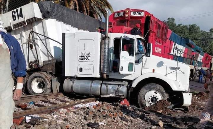 Video: Tráiler intenta ganarle el paso al tren en Nezahualcóyotl