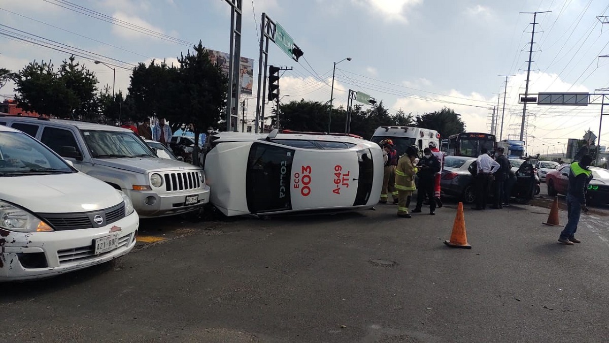 Se registra carambola y volcadura en Solidaridad Las Torres