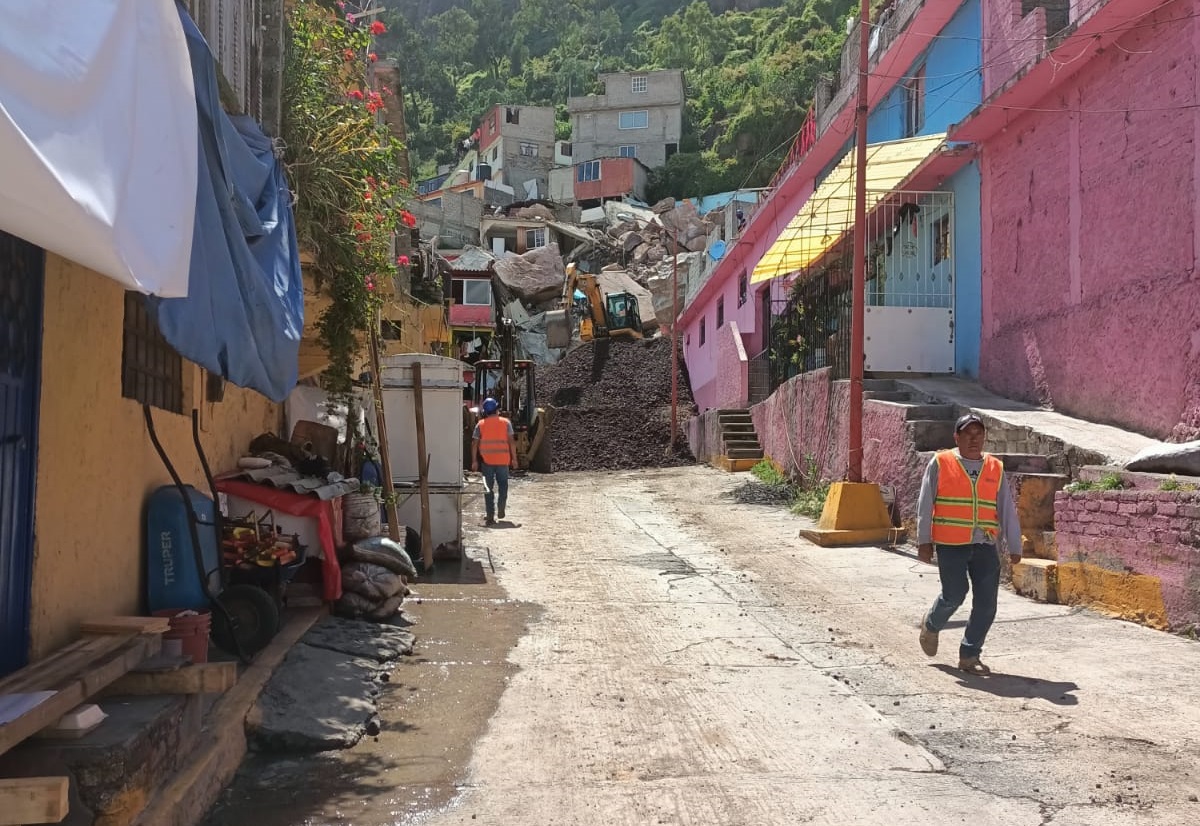 Hasta 5 familias habitaban algunas de las viviendas evacuadas en la zona del cerro del Chiquihuite