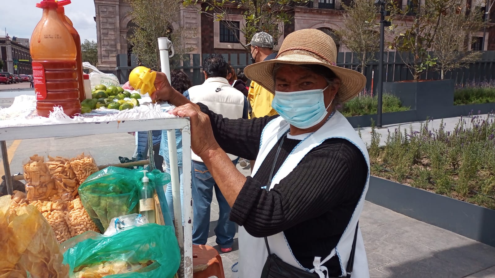 Lupita desafía a la autoridad para poder vender papas en el Parque de la Ciencia