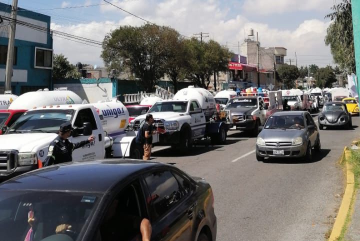 Pipas de gas se estacionan en doble carril  sobre la Adolfo López Mateos