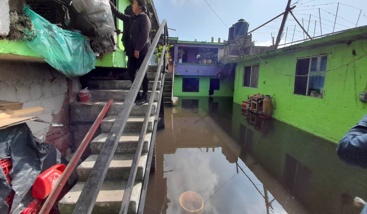 Video: Familias de San Pedro Tultepec llevan semanas anegadas