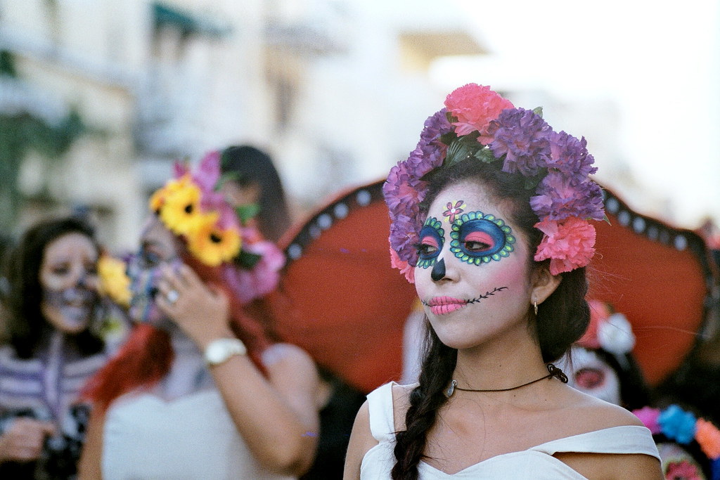 ¡Transfórmate en Catrina con este maquillaje sencillo paso a paso!