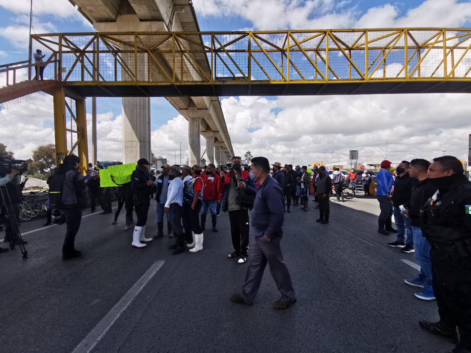 Colapsan manifestantes al México Toluca; exigen apoyos por inundaciones