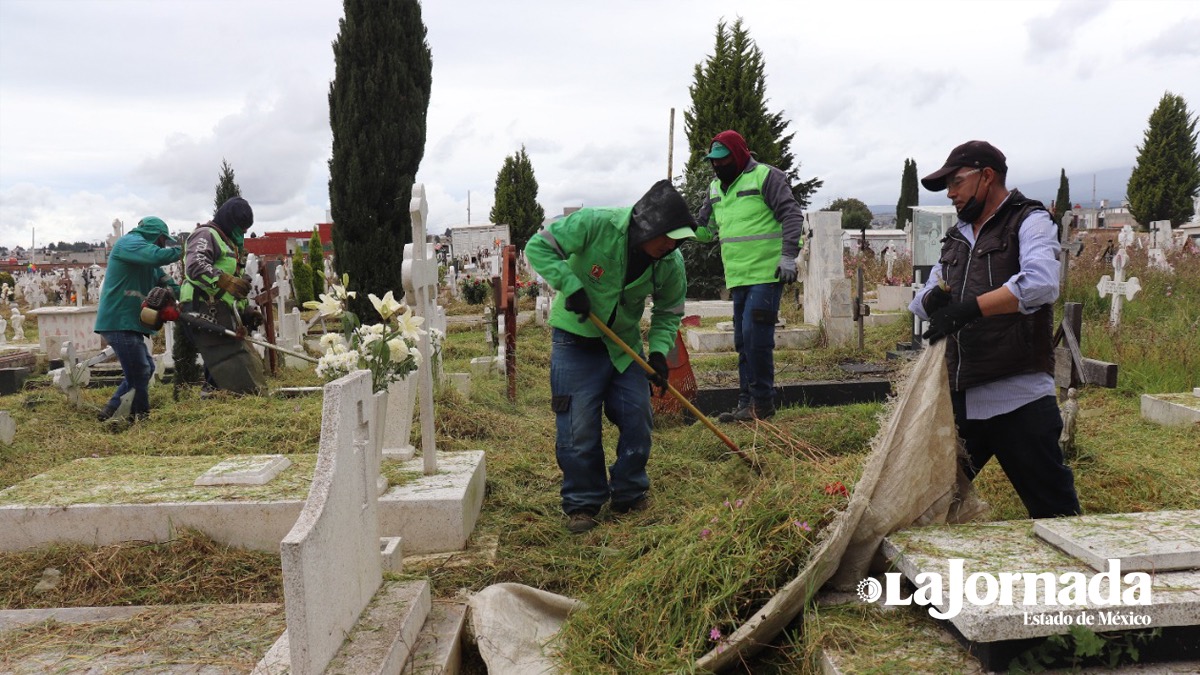 Dan “manita de gato” a panteones de Toluca, previo al Día de Muertos