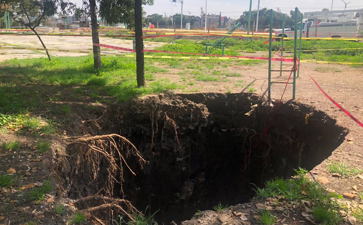 Se forma socavón a menos de 20 metros de autopista Siervo de la Nación en Ecatepec