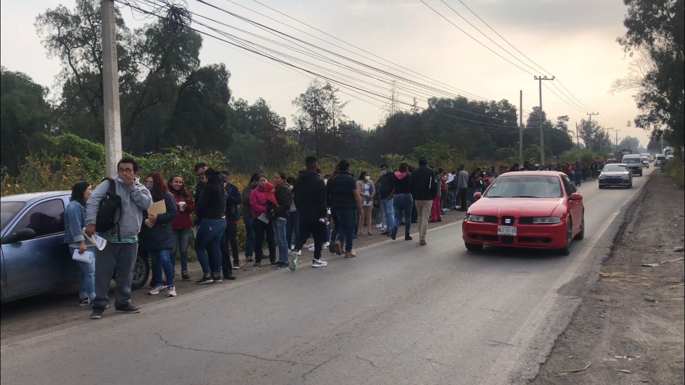 Video: Fila kilométrica de jóvenes por vacuna contra Covid-19 en Acolman