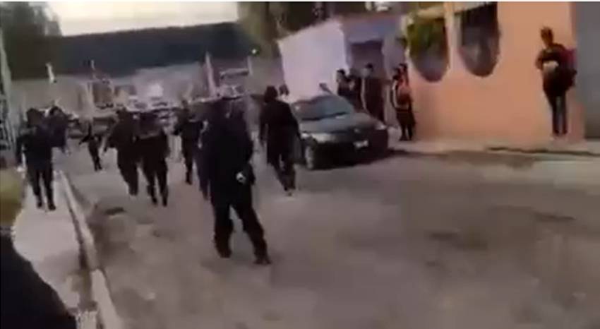 Video: Riña entre policías y vecinos deja al menos cuatro lesionados en Acolman