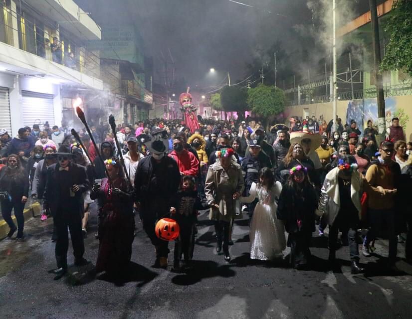 Catrinas y catrines invaden las calles de Los Reyes La Paz