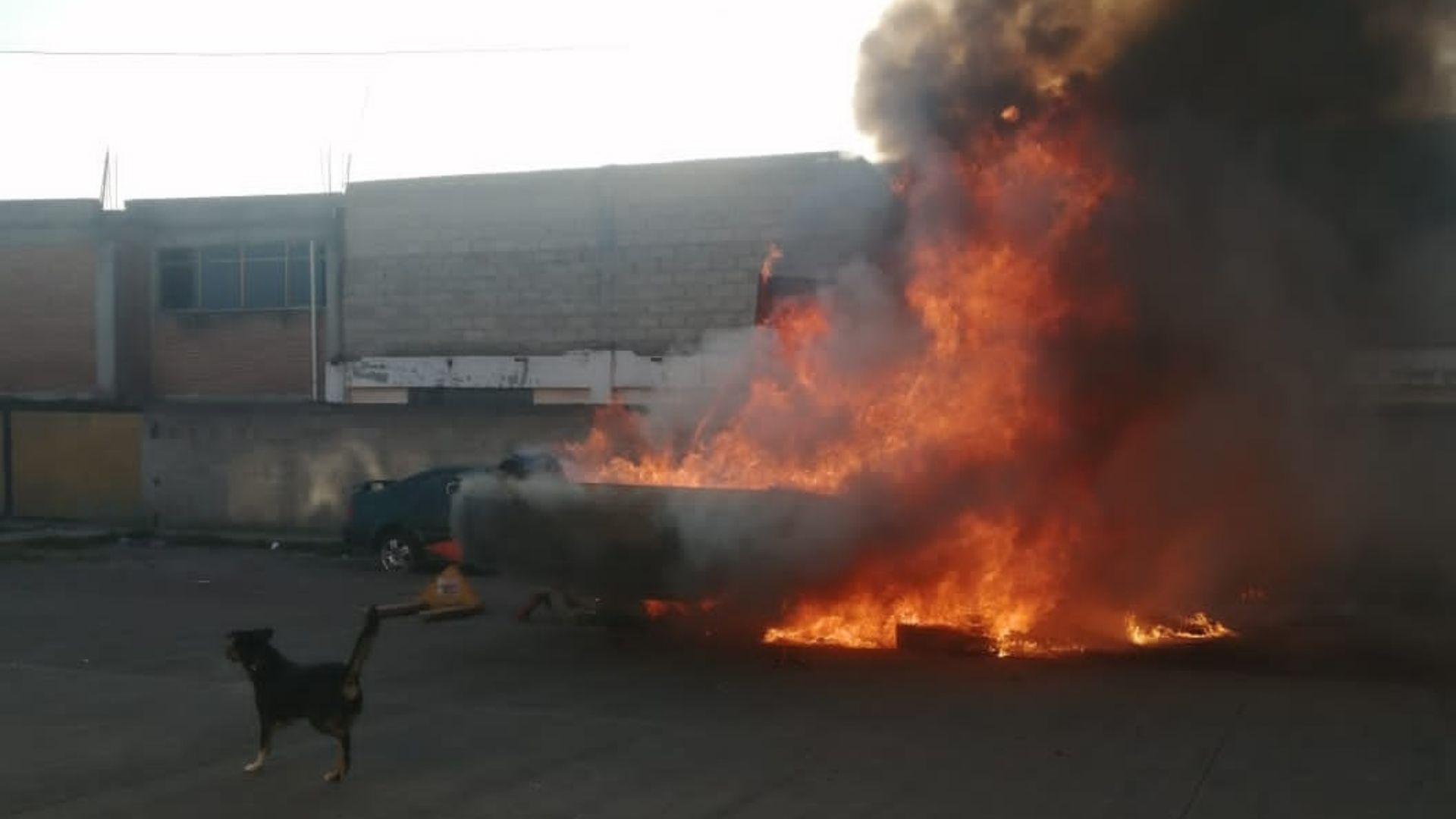 Se registra incendio de camión de carga en la Central de Abastos de Toluca