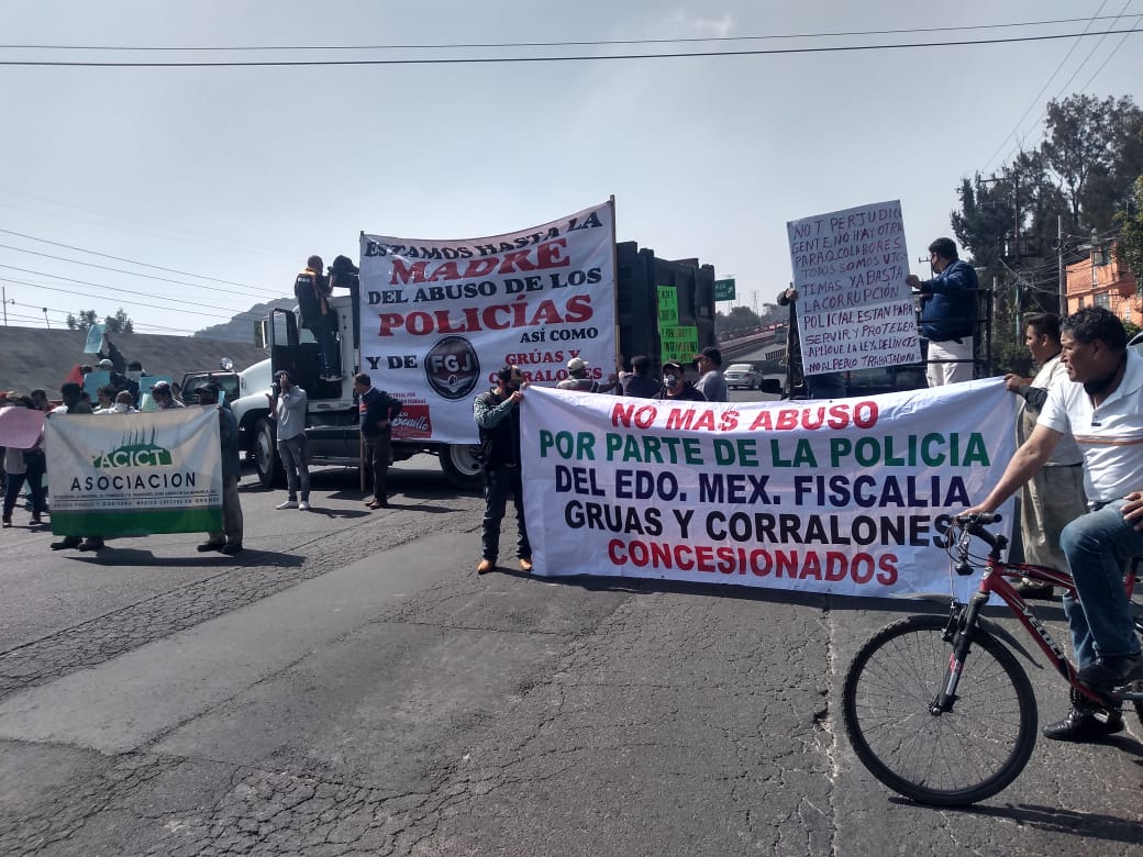 Bloquean la México-Pachuca contra abusos policiales en el Edomex