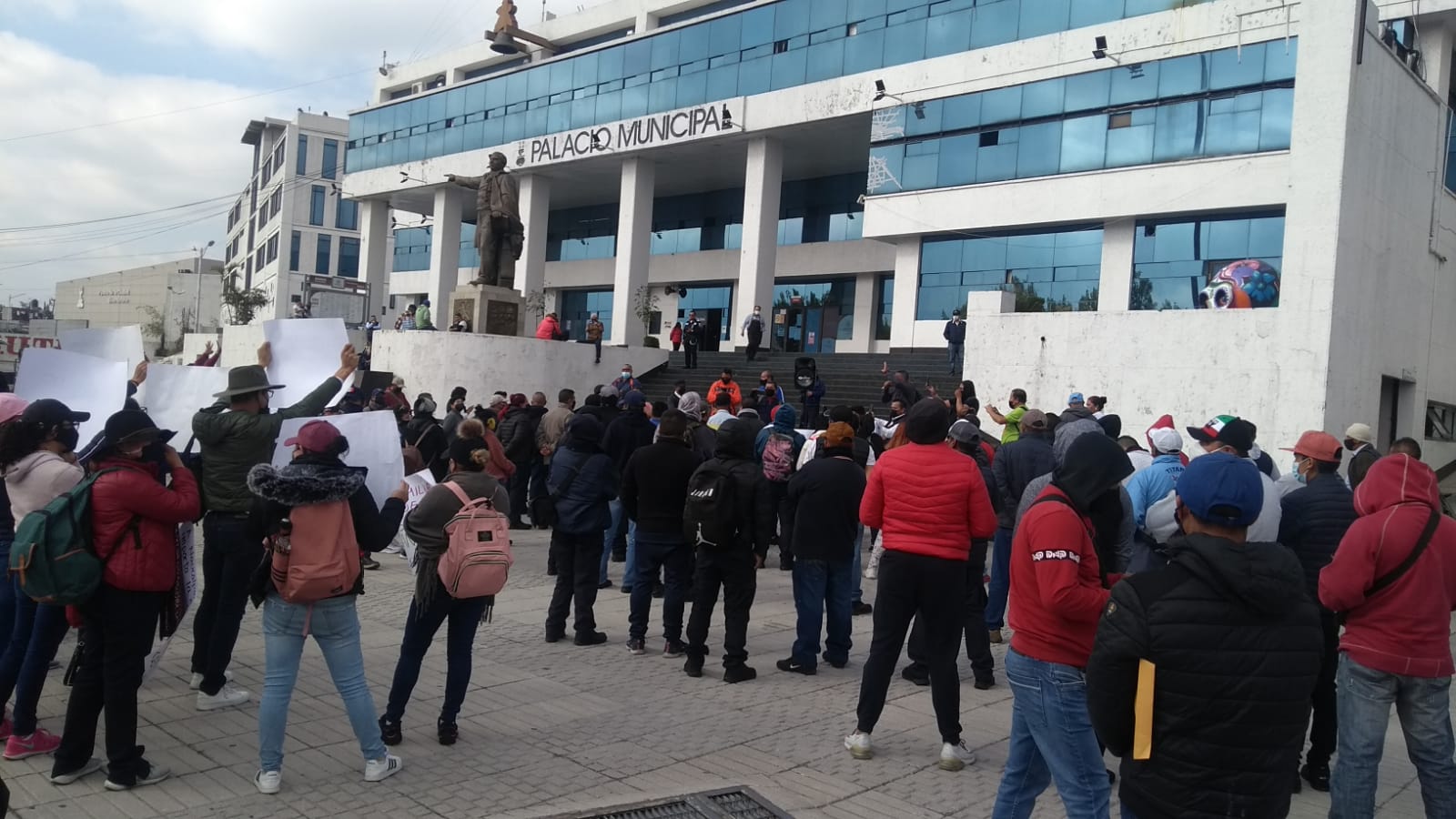 Policías y trabajadoras del DIF Naucalpan paran labores