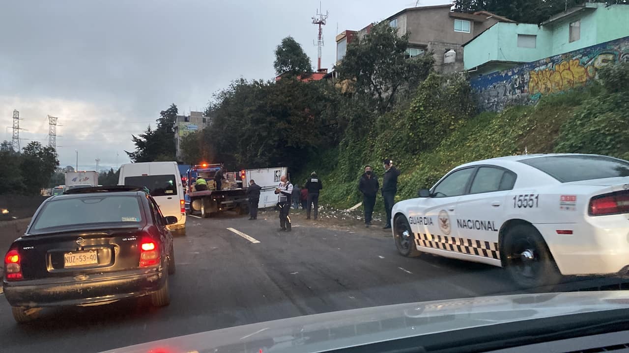 Volcadura en la México – Toluca provoca caos víal