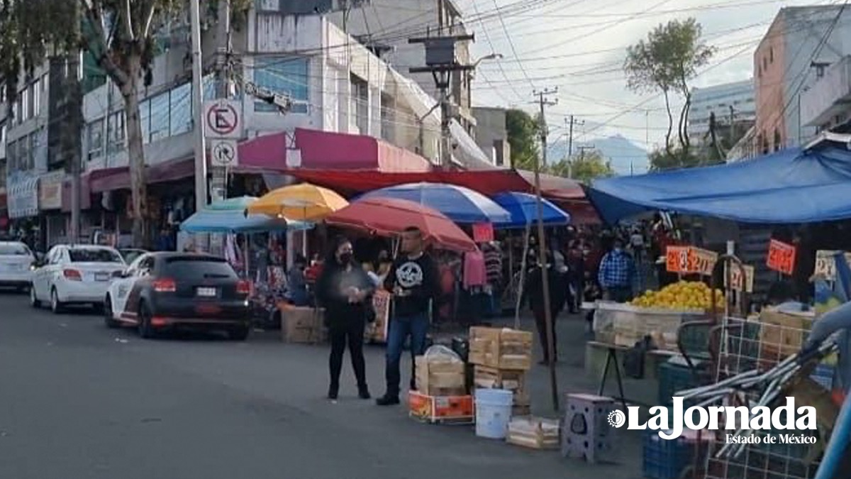 Comercio ambulante inunda calles de Toluca