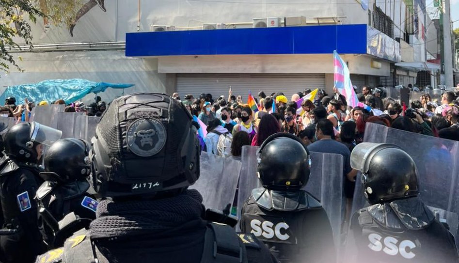 Policías encapsulan marcha de Memoria Trans en la CDMX