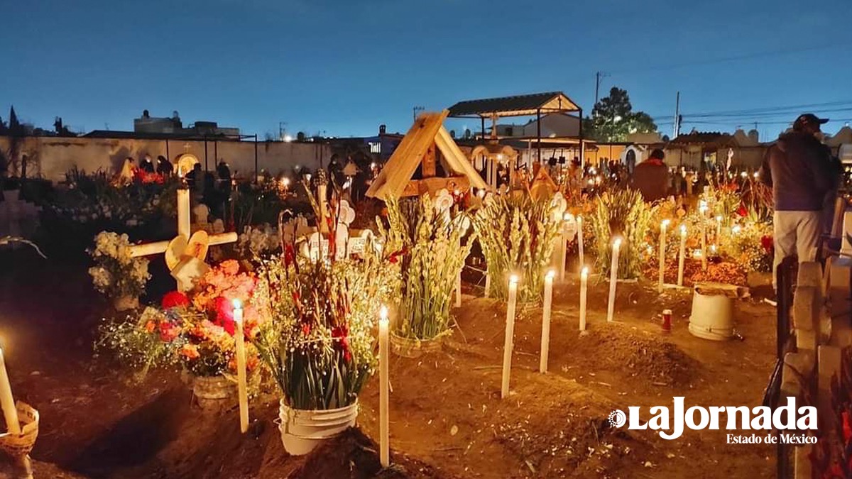 Panteones de Toluca revivieron la noche de este 1 de noviembre