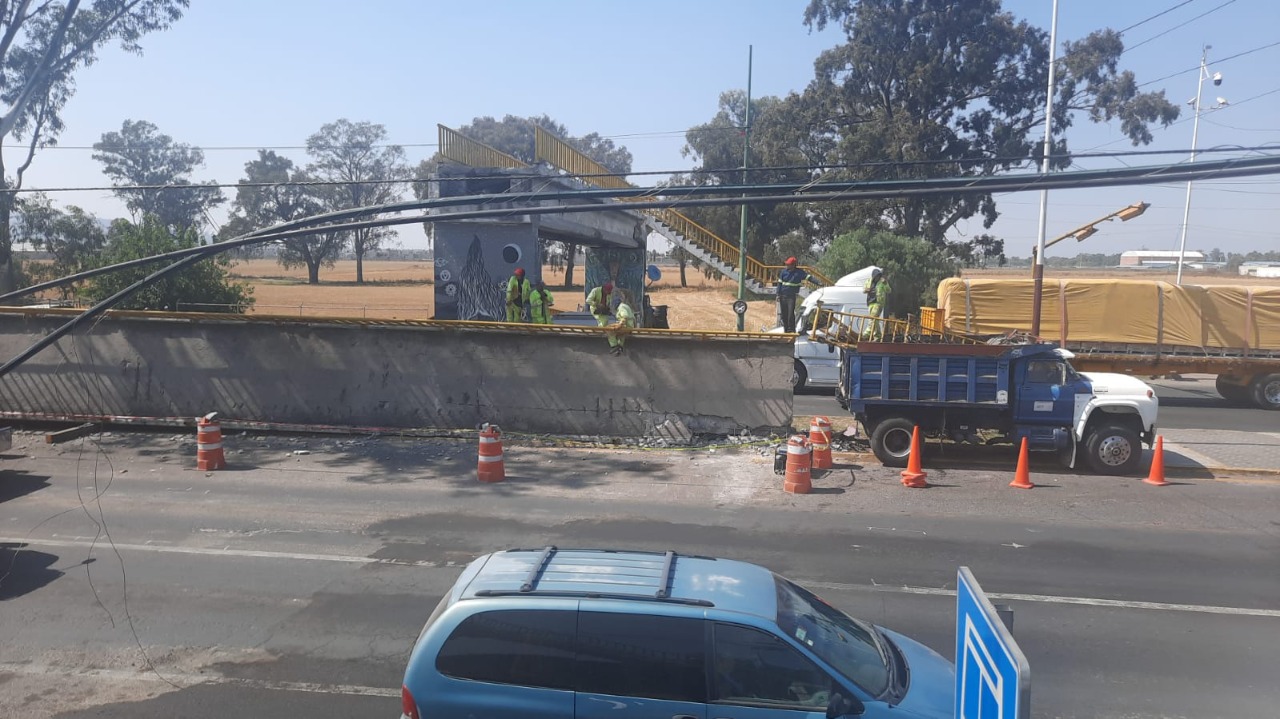 Retiran escombros de puente colapsado por un tráiler en Texcoco