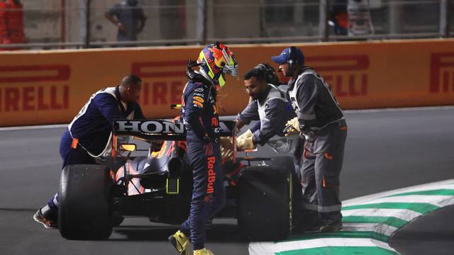 VIDEO: Checo Pérez sufrió choque y queda fuera del Gran Premio de Arabia Saudita