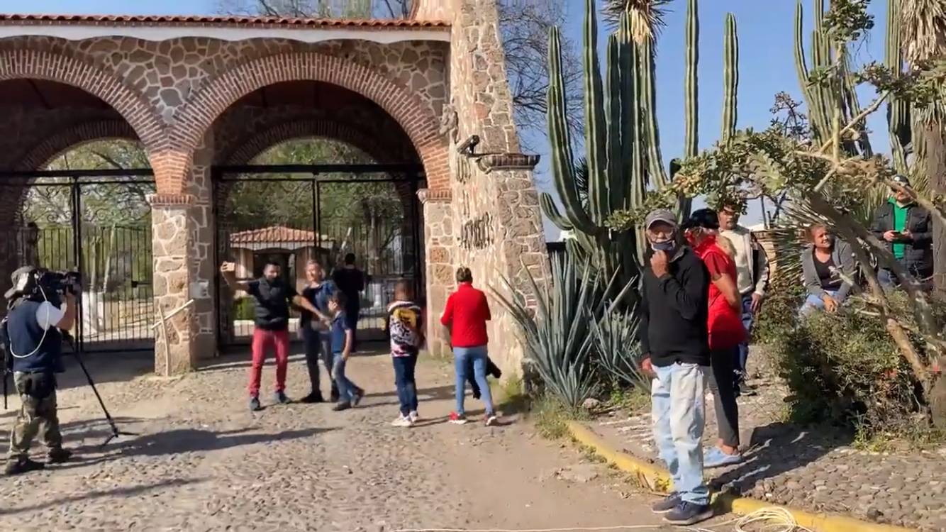 VIDEOS: México despide un ídolo, esperan dar último “adiós” a Vicente Fernández