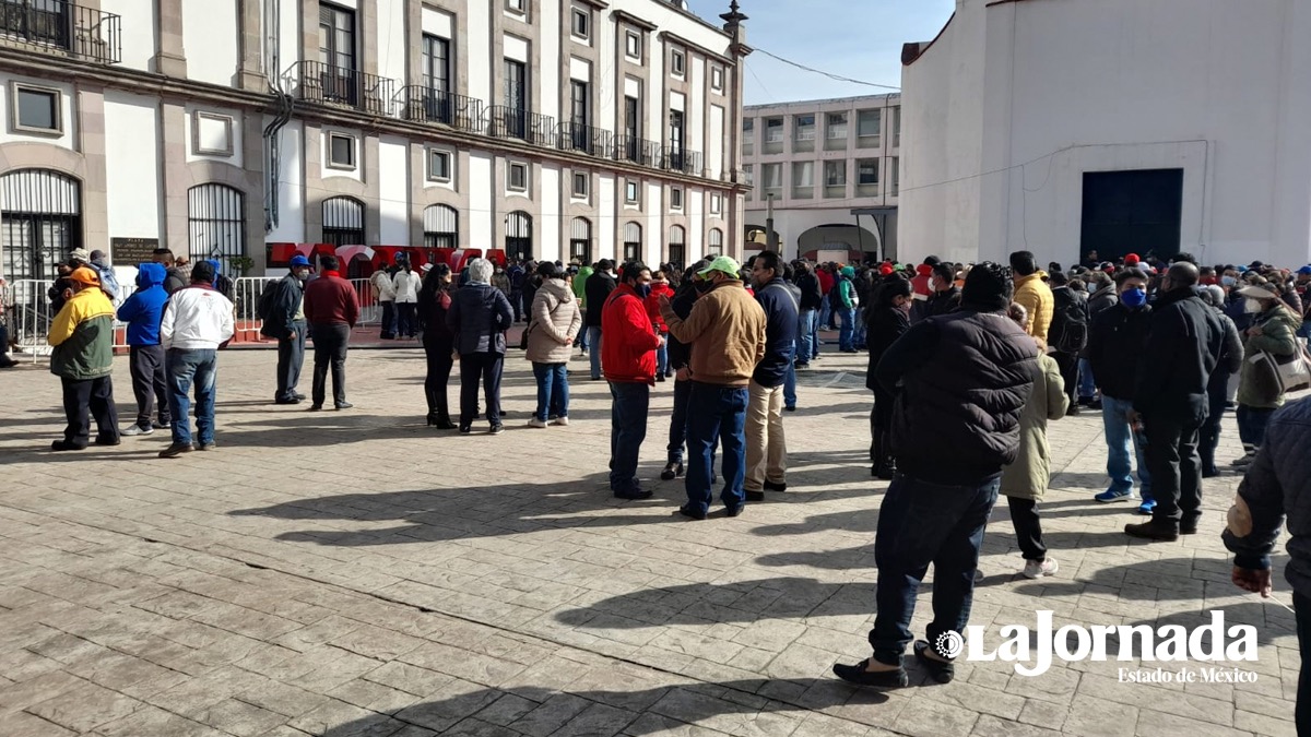 Policías municipales bloquean calles de Toluca por falta de pagos