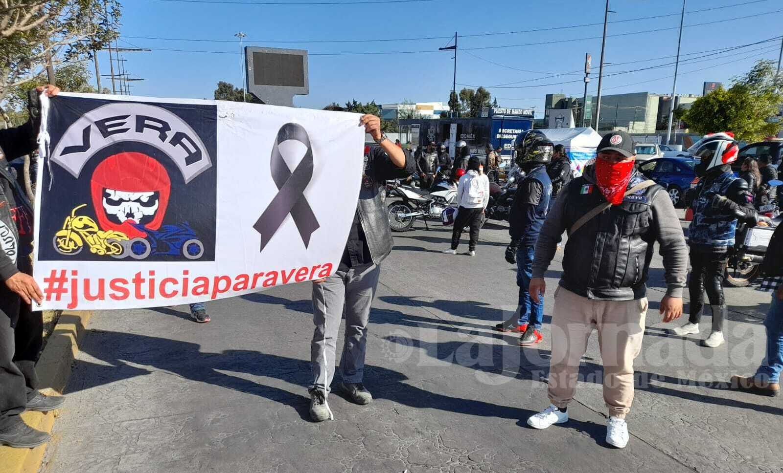 Video: Motociclistas bloquean Paseo Tollocan; exigen justicia para Carlos Vera