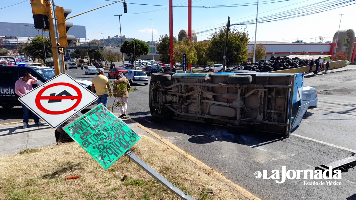 Volcó camioneta repartidora de agua en Toluca