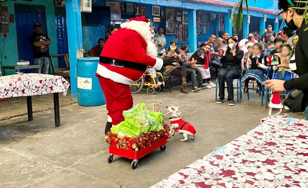 “El Grinch” y Santa se alían para llevar felicidad a niños