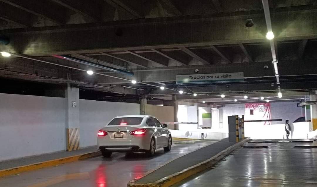 Sólo cuatro estacionamientos de plazas comerciales en Cuautitlán Izcalli tienen tarifas autorizadas