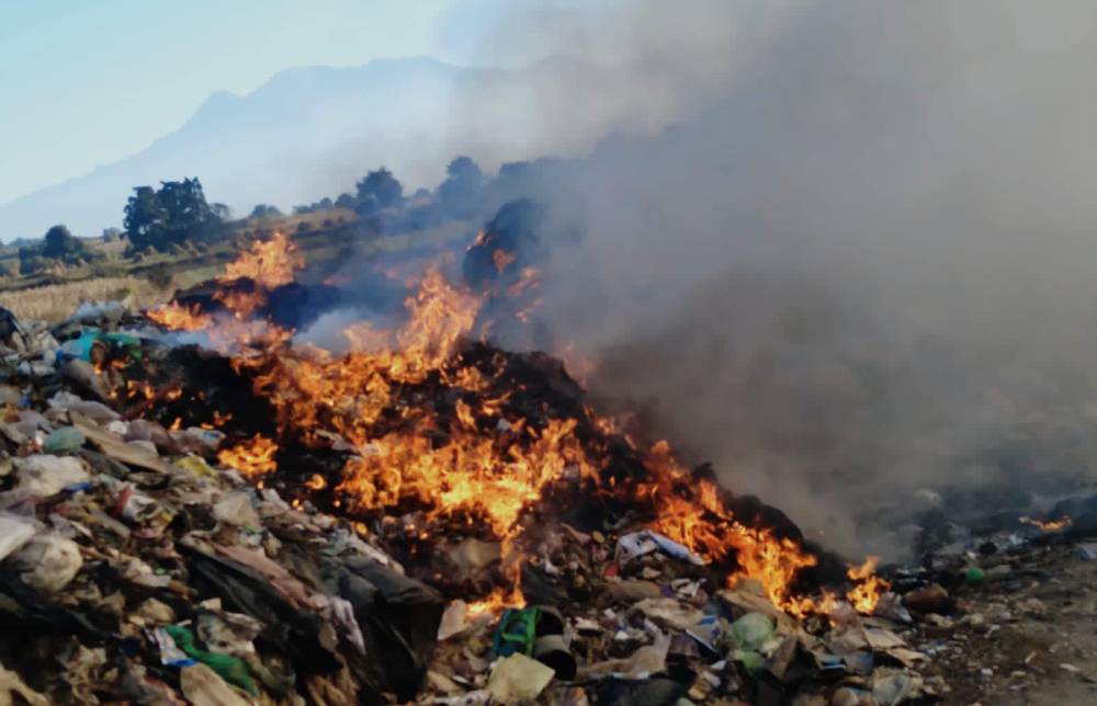 Presuntos incendiarios prenden fuego a tiradero de Ozumba