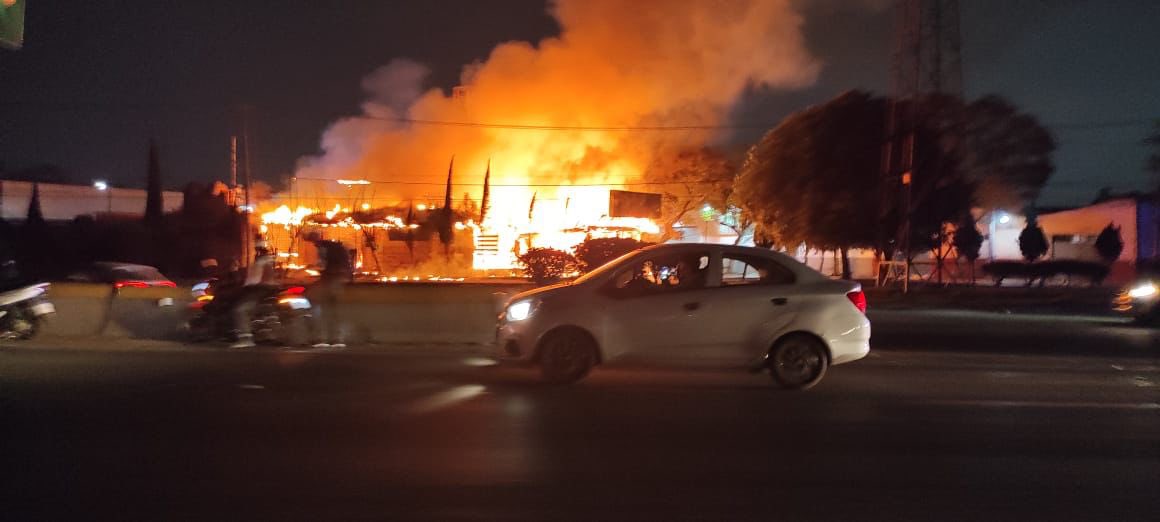 Incendio consume restaurante abandonado en Ecatepec