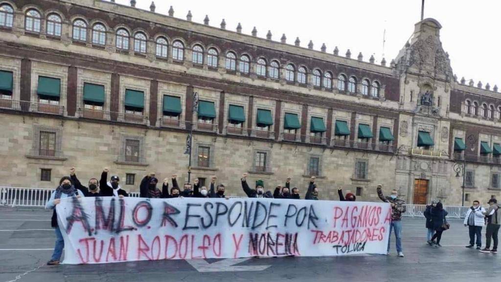 Trabajadores de Toluca se manifiestan en Palacio Nacional para exigir su pago