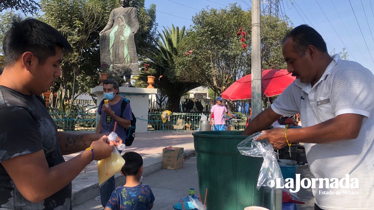 Vecinos de Ecatepec comparten alimentos a los peregrinos guadalupanos