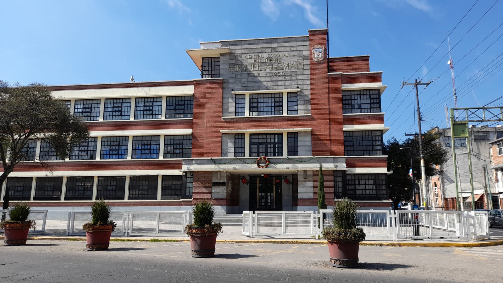 Roban equipo de cómputo en la primaria Miguel Alemán en Toluca