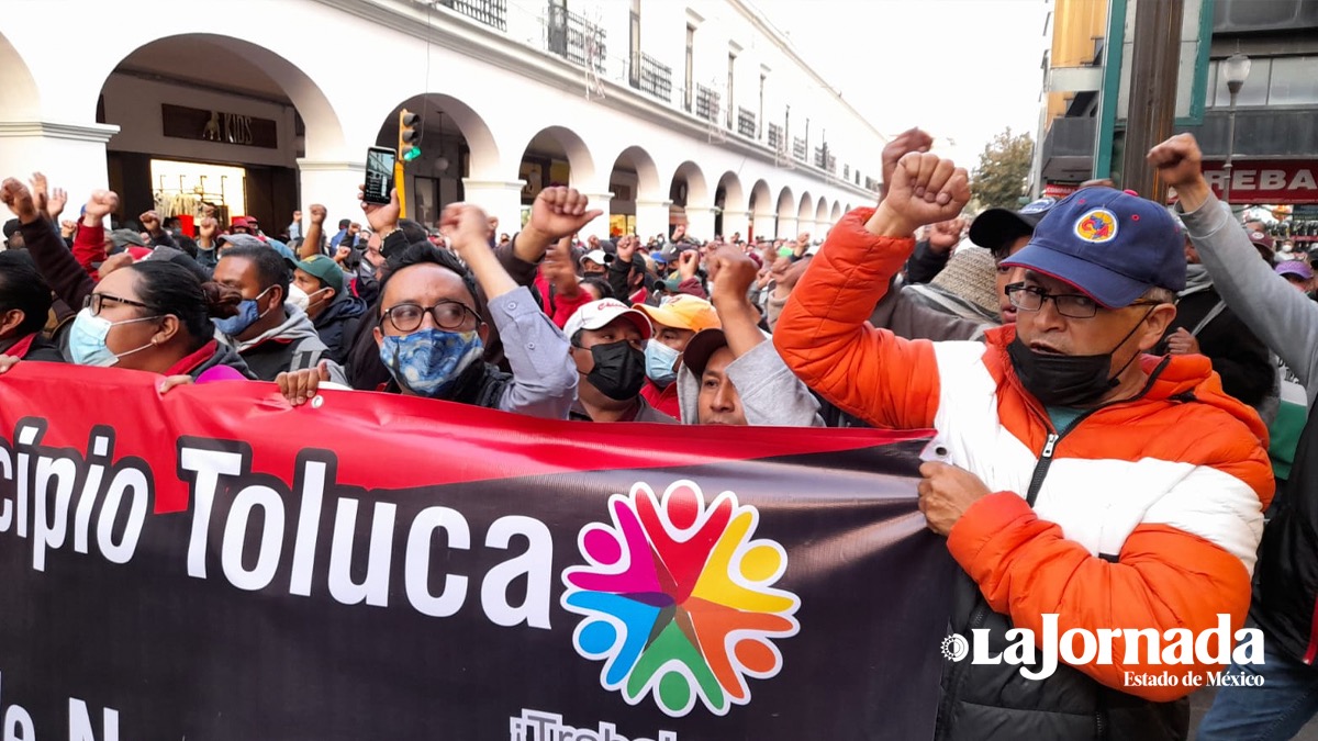 Cientos de trabajadores del ayuntamiento de Toluca marcharon por incumplimiento de pagos