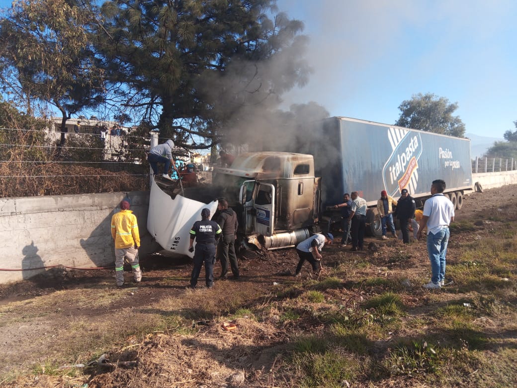 Video: Tráiler sin frenos, sale de la autopista para evitar impactar vehículos en caseta