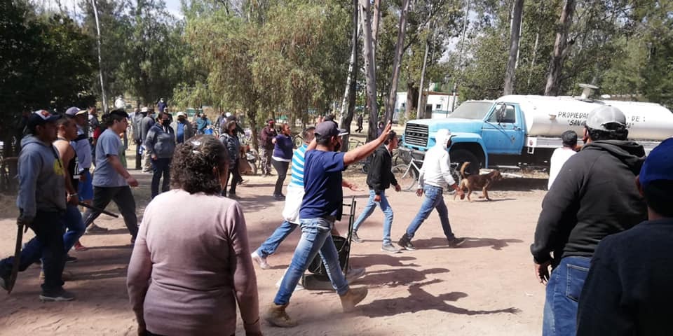 VIDEO: Se arma trifulca en Atenco, durante asamblea sobre áreas naturales protegidas