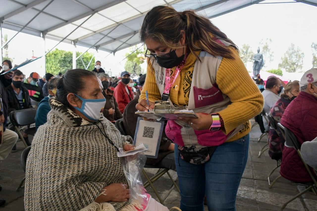 Ofrecen vacuna a domicilio a los adultos mayores con algún impedimento para moverse