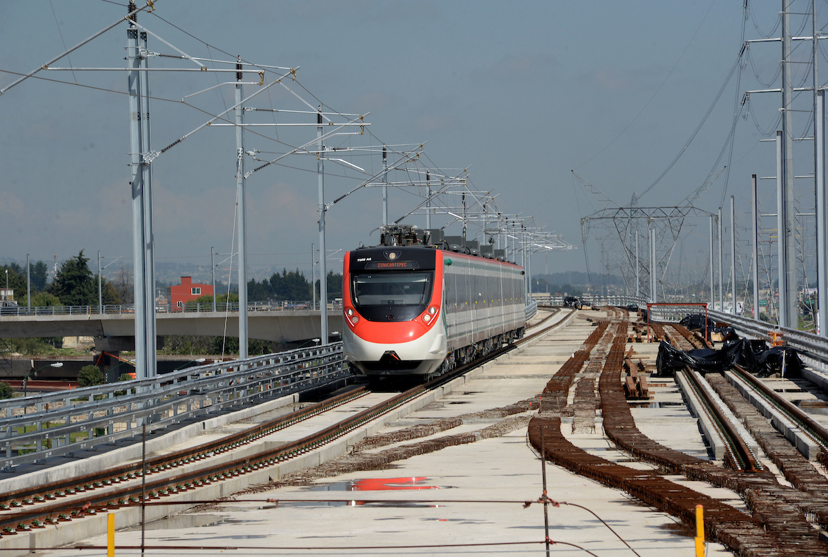 Deben construir estacionamientos en el tren Interurbano: Empresarios