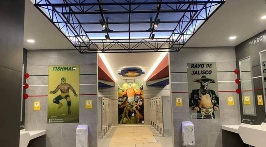 Baños de luchadores en el Aeropuerto de Santa Lucía lo vuelven tendencia