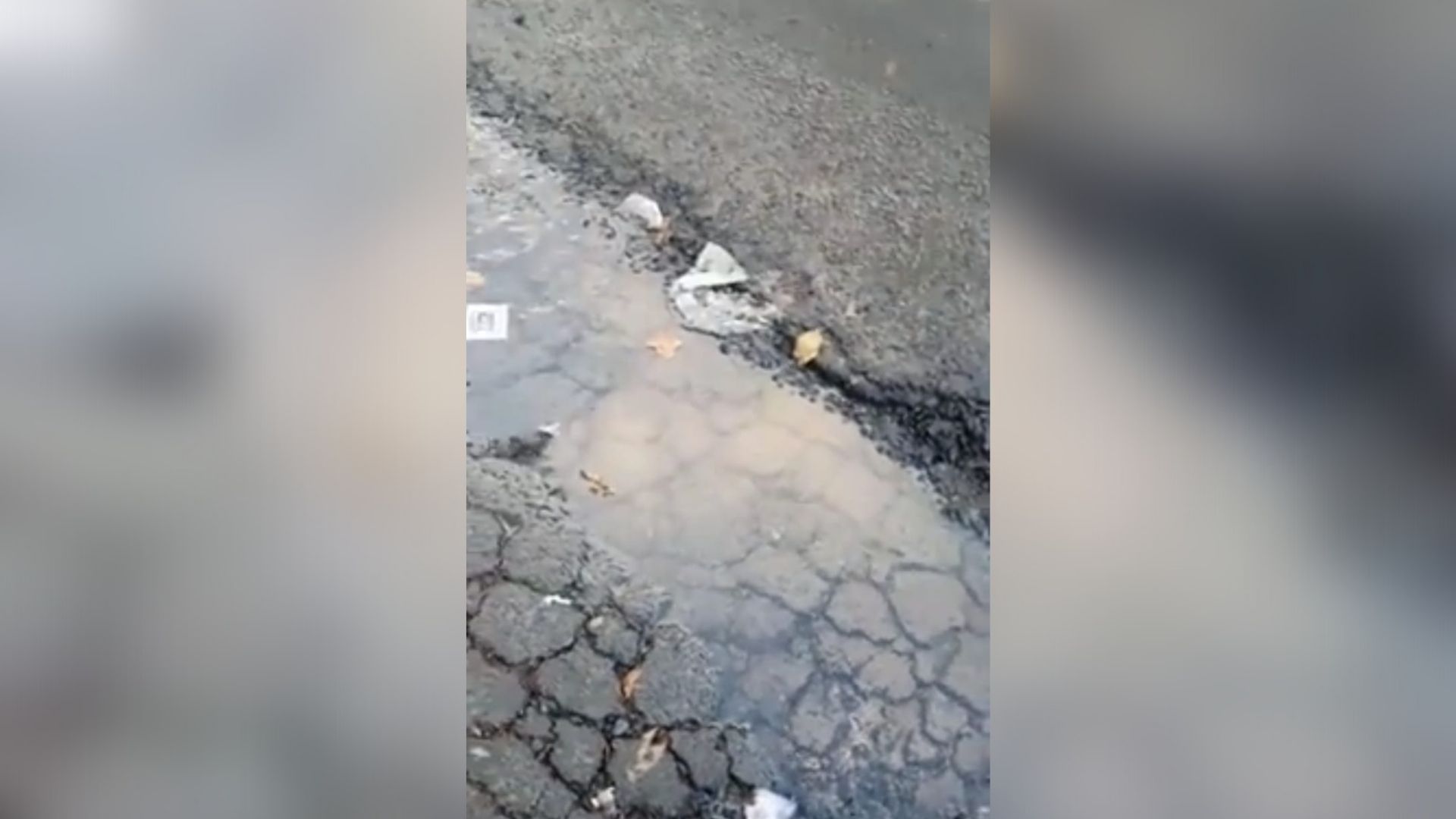 fuga de agua en avenida Industria Eléctrica de Tlalnepantla